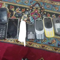 پنج تا گوشی دکمه ای بدون باتری و یک گوشی لمسی