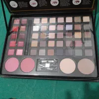 سایه چشم همراه رژگونه رژ پنکیک