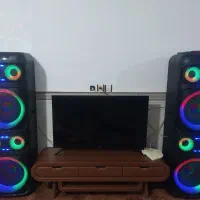 یک جفت اسپیکر حرفه ای با رقص نور زیاد