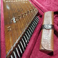 دو عدد سنتور به همراه کتاب و میز چاووش