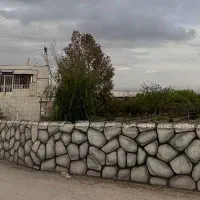 زمین دور دیوار