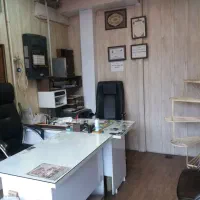 جوان یا دانشجو مسلط به کار کامپیوتر