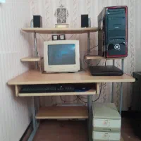 میز کامپیوتر ، کیس ، و مانیتور قدیمی