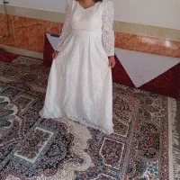 پیراهن مجلسی مخصوص عروس و یک جفت کفش مجلسی