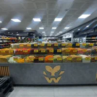 فروشنده غرفه آجیل