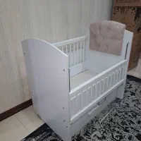 تخت کنار مادر گهواره ای تمیز تمیز به همراه خوشخواب|تخت و صندلی بچه|فردیس, فردیس|دیوار