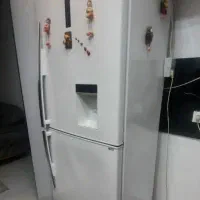 یک دستگاه یخچال کمبی تمیز بدون خط وخش و پوسیدگی