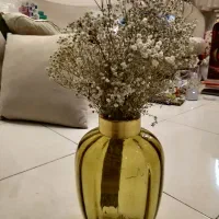 گلدان آبگینه با طوق مسی همراه با دسته گل خشک عروس