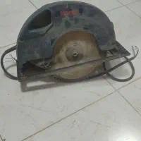 اره دیسکی و مقداری ابزار کار