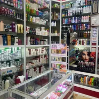 فروشنده لوازم آرایشی و بهداشتی