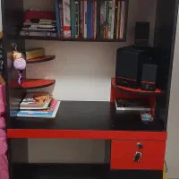 کتابخانه و میز تحریر