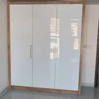 کار اموز در نصب کابینت