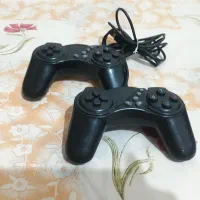 دو عدد دسته ی بازی کامپیوتر و تعدادی آداپتور