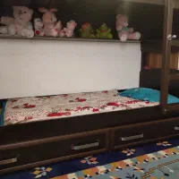 تخت دو طبقه جوان.