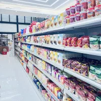 فروشنده خانوم جوان خوش اخلاق