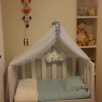 تخت کنار مادر