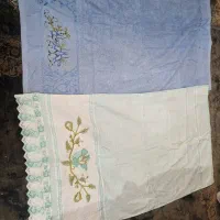 حوله رومیزی رو بالشتی و چند تیکه لوازم آشپزخانه