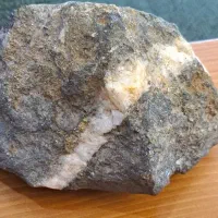 سنگ با رگه طلا