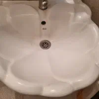 روشویی ساده برپایه وآیینه دستشویی|لوازم سرویس بهداشتی|اندیشه, اندیشه فاز ۵|دیوار