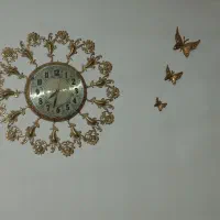 یک عدد ساعت برنزی با سه عدد پروانه ی برنزی