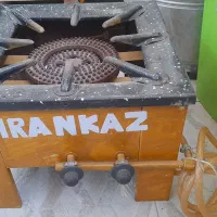 اجاق گاز دوشعله و یک چهارپایه آهنی