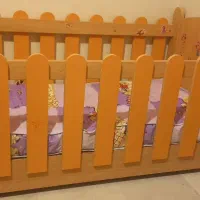 تخت نوزاد به همراه تشک|تخت و صندلی بچه|اصفهان, کوی امام|دیوار