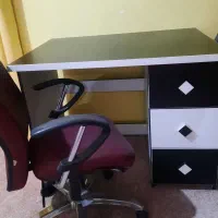 میز تحریر وصندلی گردان|میز تحریر و کامپیوتر|هشتگرد, فاز ۳ مهستان|دیوار