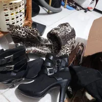 تعداد زیادی کفش ودمپای وسایل