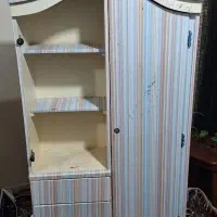 کمد لباس و کتاب و