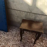 یک عدد میز چوبی