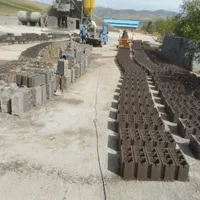 کارگر ساده در کارگاه بلوک زنی