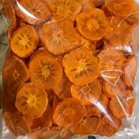 کارگر خانوم برای کار در کارگاه میوه خشک