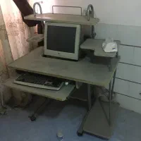کامپیوتر و میزکامپیوتر به همراه صندلی چرخ دار تمام