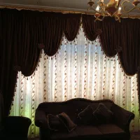 پرده زیر ندارد فقط یالون و دکور...با دو عدد گل میخ