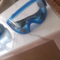 دو عدد عینک استخری و یک عدد ماسک اکسیژن
