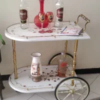 میز کنار سالنی