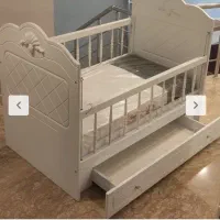 تخت گهواره کنارمادر نو آک منتاژ نشده هنوز