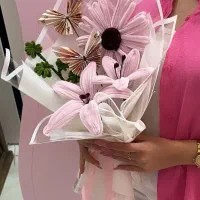 باکس هدیه همراه با گل جاودان مخملی