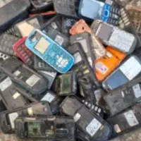 گوشیای اوراقی ساده و لمسی شکسته و قدیمی