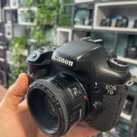 دوربین کنون 7D با لنز ۵۰ فیکس