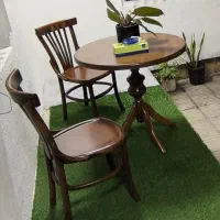 سه عدد میز گرد و شش عدد صندلی چوبی