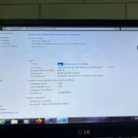 سه عدد کامپیوتر همراه میز و صندلی