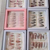 ناخن نگین دار