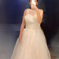 لباس عروس همراه با تور بلند و دنباله دار