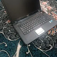 یک دستگاه لپ تاپ Dell