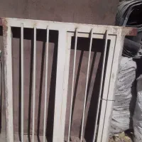 پنجره حفاظ دار چند عدد