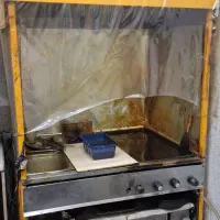 یک دستگاه یخچال ایستاده و یک دستگاه فر ساندویچی