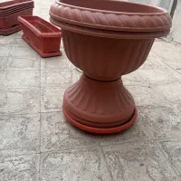 گلدان پلاستیکی پایه دار در سایزهای بزرگ کوچک متوسط