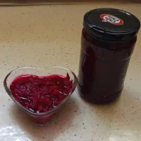 یک شیشه ترشی چغندر