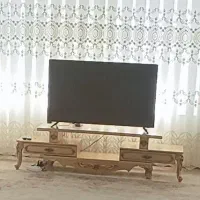 میز تلویزیون  و گل